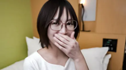 FC2-PPV-3305003 戴眼镜的勤奋女孩