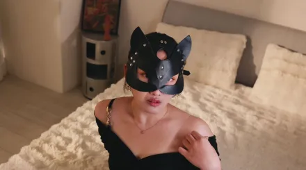 EDmosaic 素人芳芳第一次拍大尺自慰照，打光師看了硬到不行，她主動幫他口交下面還一直噴水！