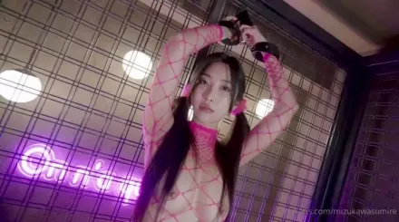 粉色情調美女猛男禁錮女奴白虎情趣內衣射精騷逼挑逗美臀母狗舔逼性交