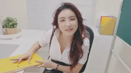 淫亂癡女校長教室激戰體院班壯碩男同學 費爵娜