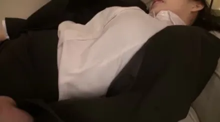 FC2-PPV-4592756 为内定堕落的她在性接待中被反复中出