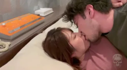 FC2-PPV-4718889 和素颜超可爱的人妻成为炮友