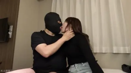 FC2-PPV-4690304 可爱系少女被迫穿衣喉交口射内射