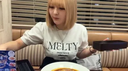 FC2-PPV-4735395 将滚烫的精液注入她的阴道深处