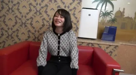 FC2-PPV-4335174 即使态度冷酷也掩盖不住阴部湿润的拉丝状态