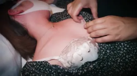 FC2-PPV-3178929 醉酒的女大学生被发现昏倒在立交桥拐角处