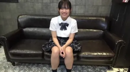 FC2-PPV-4772529 她被男人包围并第一次接受了颜射和中出