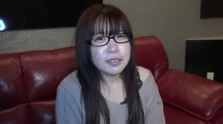 FC2-PPV-1640047 戴眼镜的敏感喷水女孩