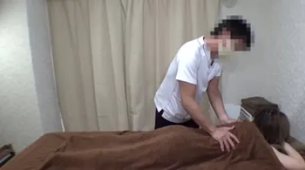 FC2-PPV-4563899 娃娃脸的可爱年轻女士