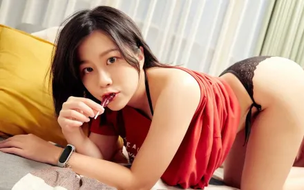 SWIC-0001 充滿色氣的女友九安在沙發獻上冰火口交服務