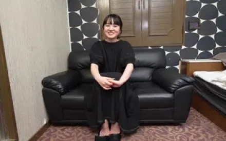 FC2-PPV-4568999 婚后与丈夫以外的其他人向年轻妻子展示他完全勃起的鸡巴以获得奖励